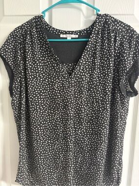 Black & White Printed V-Neck Women's Top